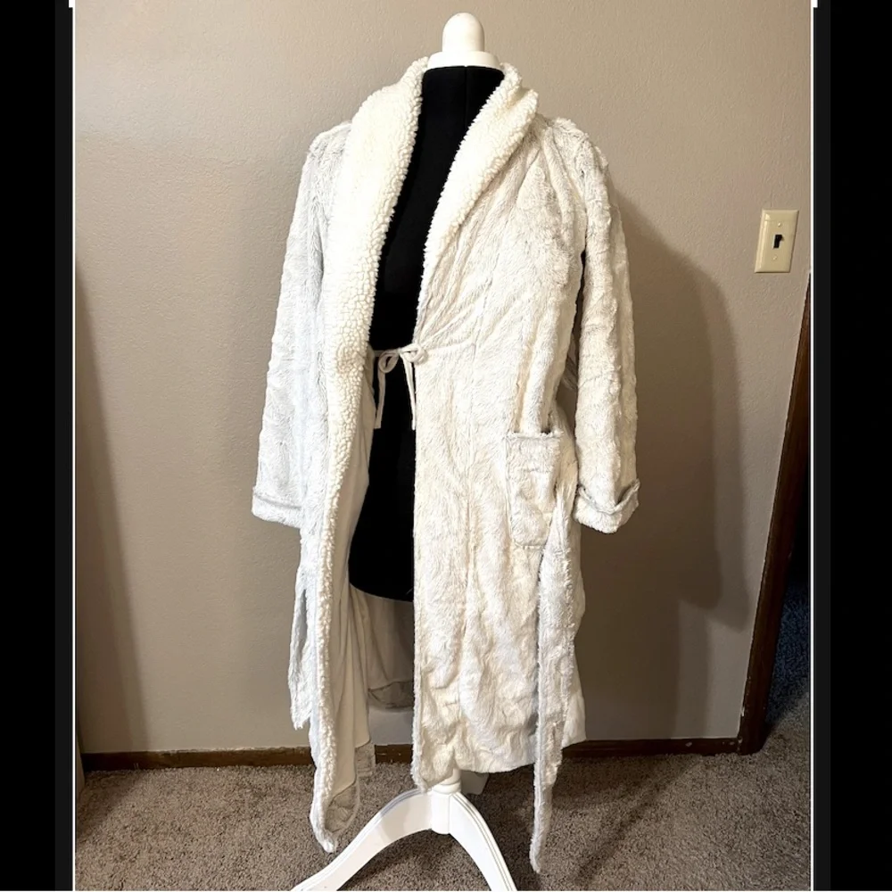 Super Soft & Cozy Fur-like Bath Robe - XS/S - Picture 3 of 5
